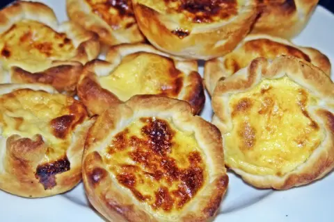 Petits flans dorés, parfaits pour une recette de pasteis de nata maison. Croustillants et crémeux, un délice !