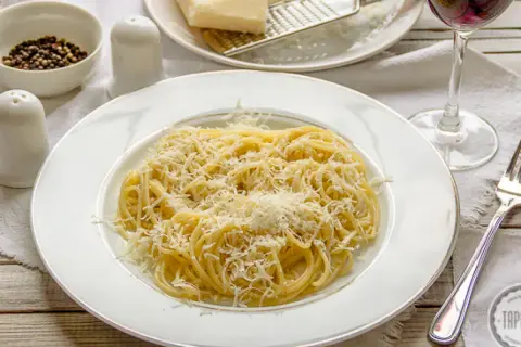 Idealne spaghetti z parmezanem: Sekret kremowego sosu bez śmietany