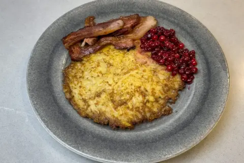En gyllene raggmunk med knaperstekt bacon och rårörda lingon. Ett klassiskt raggmunk recept som smakar ljuvligt.