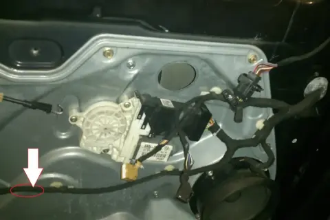 Gdzie jest sterownik centralnego zamka w Renault Kangoo? Oto odpowiedź!