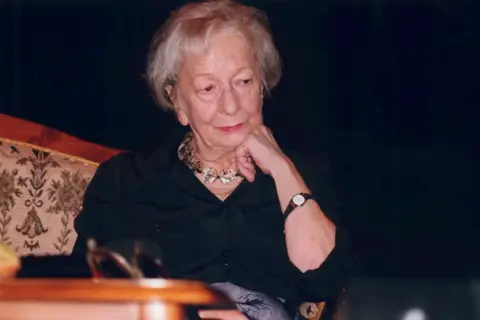 Wzrok poetki, która pisała wiersze o przemijaniu, spoczywa na dłoni.