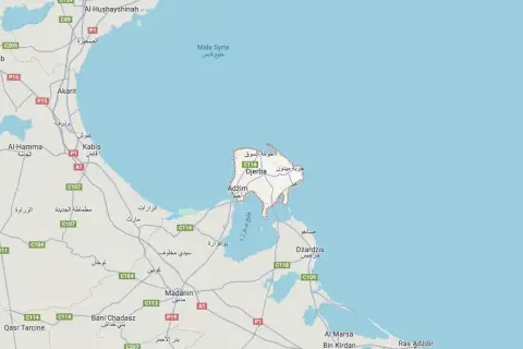Mapa pokazuje, gdzie leży Djerba, wyspa na południe od Kabis i na wschód od Madanin, w Tunezji.