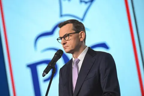 Premier przemawia na tle orła PiS. Czy to zapowiedź zarzutów dla byłych ministrów PiS?