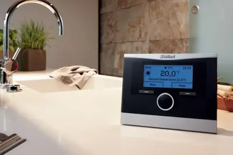 Nowoczesny termostat Vaillant zapewnia komfortowe sterowanie pogodowe w domu, ustawiając idealną temperaturę 20°C.