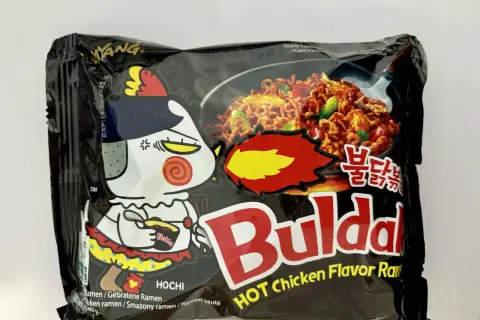 Opakowanie Buldak Ramen o smaku kurczaka z płonącym płomieniem i postacią Hoshi.
