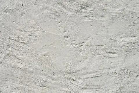 Ile za tynki wewnętrzne? Poznaj ceny i ukryte koszty tynkowania