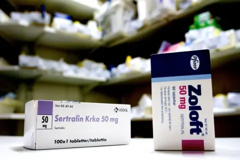 Två förpackningar med antidepressiva mediciner, Sertralin Krka och Zoloft, står på en hylla.
