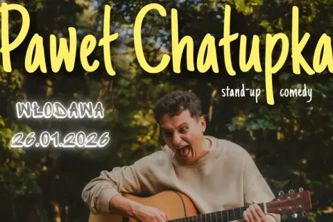 Paweł Chałupka stand up w Włodawie 26.01.2026. Komik z gitarą, wesoło śpiewa i gra.