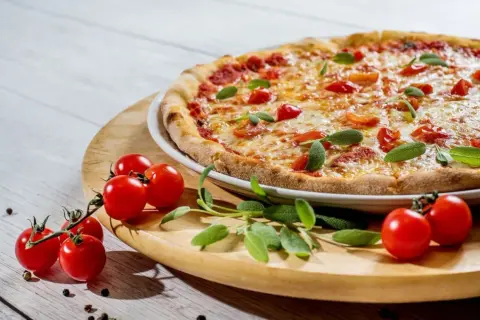 Chrupiąca pizza z mikrofali? Poznaj trik ze szklanką wody!