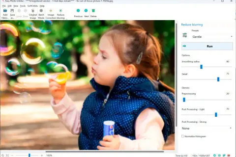 Program do wyostrzania zdjęć Easy Photo Unblur poprawia ostrość obrazu dziewczynki puszczającej bańki.