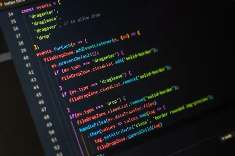 Fragment kodu JavaScript w programie do pisania, obsługujący zdarzenia przeciągania i upuszczania plików.