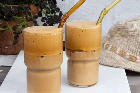 Två glas med iskaffe frappe, perfekt för en varm sommardag.