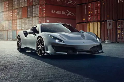 Srebrne Ferrari 488 Pista błyszczy na tle kontenerów portowych.