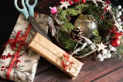 Jak ozdobić prezent świąteczny? Odkryj kreatywne pomysły na dekoracje