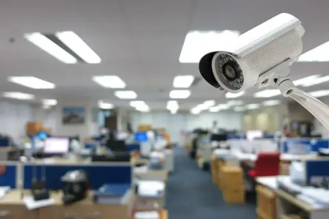 Kamera monitoringu czuwa nad biurem, zapewniając ciągłą inwigilację.