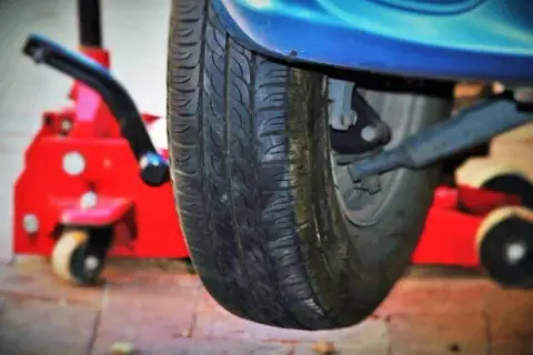 Gdzie jest lewarek w Fordzie S-Max? Sprawdź, jak go znaleźć i uniknąć problemów!