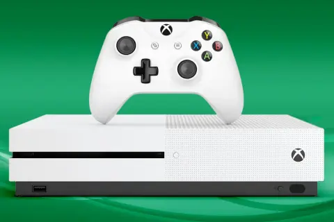 Biały kontroler Xbox i konsola Xbox One na zielonym tle.
