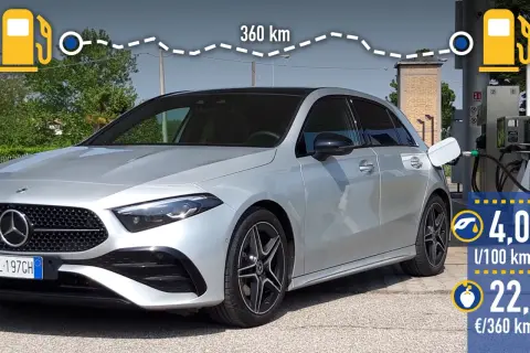 Mercedes A 200 gasolina repostando. Muestra un recorrido de 360 km y el consumo.