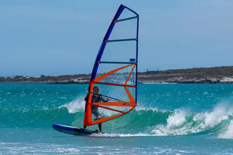 Windsurfing jak zacząć? Kompletny przewodnik dla początkujących