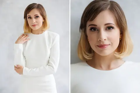 Elegancka kobieta w białej sukience pokazuje, jak pozować do zdjęć na stojąco, z dłonią na ramieniu.