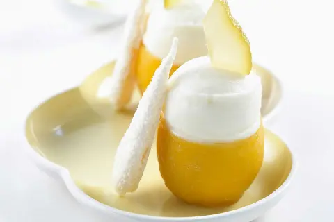 Délicieux dessert à base de sirop de yuzu recette, avec sorbet et meringue.