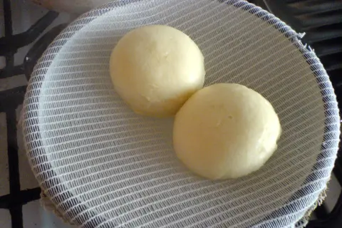 Dwa puszyste pampuchy na parze, gotowe do podania.