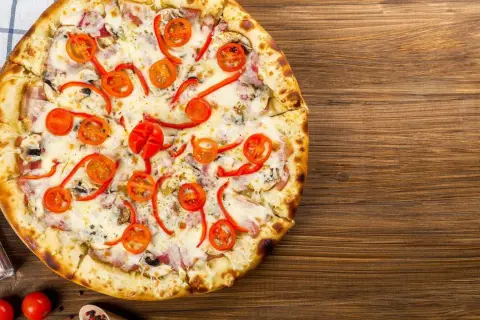 Pyszna pizza z pomidorkami i papryką na cieście na pizzę bez wyrastania. Idealna na szybki obiad.