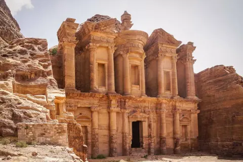 Fassade des Klosters in Petra, Jordanien. Ein beeindruckendes Bauwerk aus Fels gehauen, das an die antike Stadt Amman erinnert.