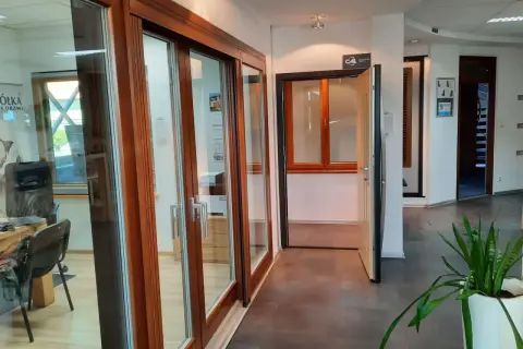Salon okien i drzwi z ekspozycją drewnianych drzwi przesuwnych i otwartymi drzwiami.