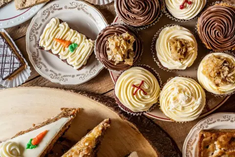 En härlig blandning av bakverk med sockerglasyr, inklusive morotskakor och cupcakes med choklad- och vaniljfrosting.