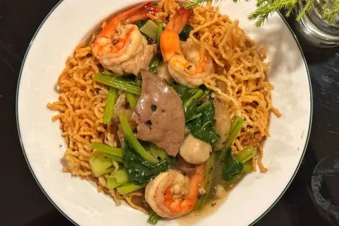 Knusprige Nudeln mit Garnelen, Leber und Gemüse in einer cremigen Sauce. Ein köstliches Mi Xao Gion Gericht.