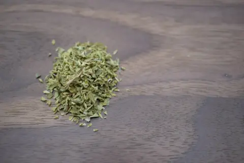 Getrockneter Oregano, ein beliebtes Gewürz, das oft in der mediterranen Küche verwendet wird. Was ist Oregano? Ein Hauch von Aroma für Ihre Gerichte.