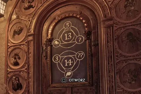 Drewniane drzwi z zagadkami w Hogwarcie. Na środku tablica z symbolami i liczbami, po bokach okręgi z wyrytymi stworzeniami.
