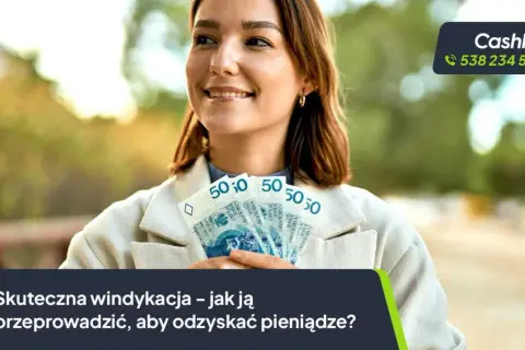 Uśmiechnięta kobieta trzyma polskie banknoty 50 zł. Skuteczna windykacja polubowna to klucz do odzyskania pieniędzy.