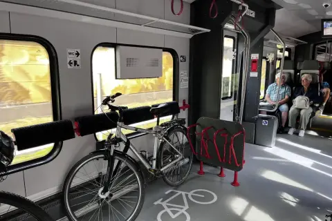 Wygodny transport rowerem w pociągu PKP. Dowiedz się, jak kupić bilet na rower, by podróżować bez przeszkód.