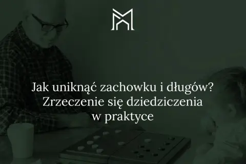 Dziadek i wnuczka grają w warcaby. Tekst na ekranie: "Jak uniknąć zachowku i długów? Zrzeczenie się dziedziczenia w praktyce".
