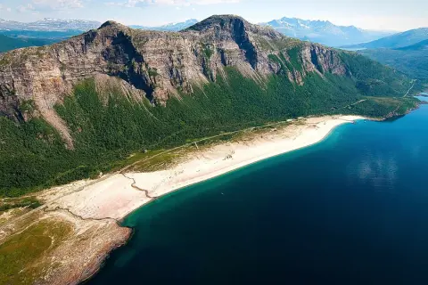 Piękna plaża i góry w Norwegii. Idealne miejsce na niezapomniane wakacje.