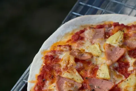 Skąd pochodzi pizza hawajska i dlaczego nie jest z Hawajów?