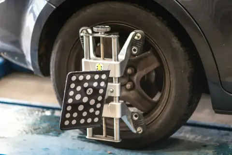 Appareil de mesure de géométrie de voiture fixé à une roue.