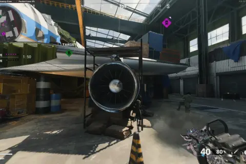 Gracz w Call of Duty Cold War w hangarze, celuje z broni w kierunku samolotu.
