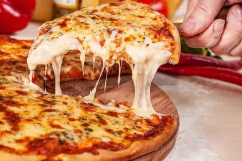 Rozciągający się ser z pizzy, idealny na zdrowy posiłek. Czy zastanawiałeś się nad pizza indeks glikemiczny?