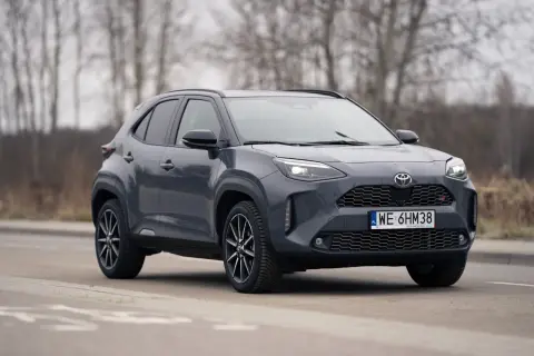 Szary Toyota Yaris Cross 2025 z GR Sport na drodze.
