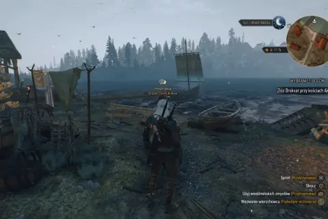 Geralt stoi nad wodą, w tle las i łodzie. Misja "Wybraniec bogów" w Wiedźmin 3.