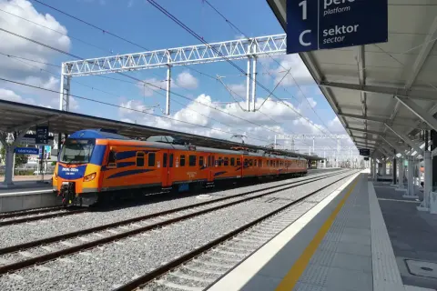 Pociąg Łódź Kaliska - Kołobrzeg PKP na peronie. Nowoczesna stacja, słoneczny dzień.
