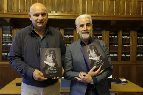 Dos hombres presentan libros sobre Catalina de Erauso, la monja alférez, en una biblioteca.