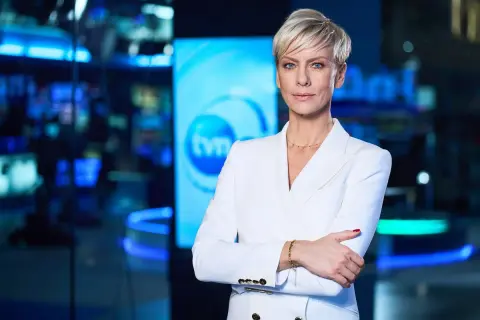Gwiazda TVN w białej marynarce, z logo stacji w tle. Czy to początek jej kariery na Instagramie, bo przestała grać w filmach?
