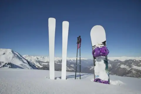 Narty czy snowboard kolana: Który sport jest bezpieczniejszy dla stawów?