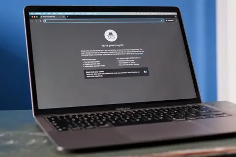 Laptop z otwartym oknem przeglądarki Chrome w trybie incognito. Informuje o prywatności przeglądania.