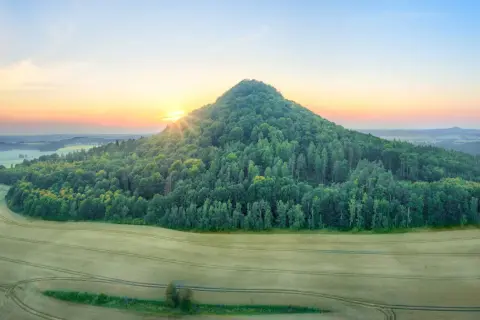 Zachód słońca nad lasem i polami w okolicach Lubania. Piękna trasa widokowa.