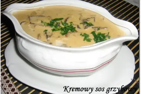 Kremowy sos grzybowy, najprostszy sos do klusek śląskich, w sosjerce ozdobionej natką pietruszki.